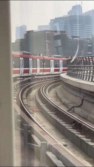 Sehat-sehat para pencari nafkah!

Detik-detik LRT Jabodebek melewati tikungan longspan terpanjang menyebrangi kawasan Kuningan dan Pancoran 