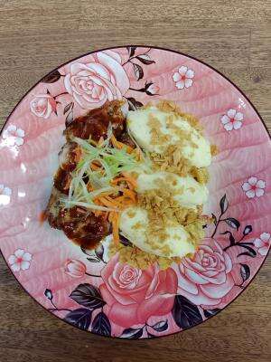 Mashed potato and Ayam goreng bawang with Sweet Spicy Sauce, blasteran food bahasanya pun blasteran 😅