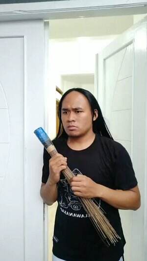 Kesel Gue Sumpah... yang lain pada di beli,in sesuatu. La saya!!!  malah di kasih sapu nyere ke beginian. keliwatan bener tuh babe 😂😂😂