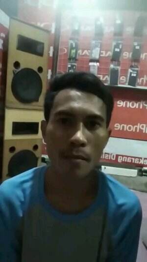 ARIE SUSANTO, 30 TAHUN, ASAL PROVINSI RIAU KAB INHU. JUDUL LAGU KERTAS BAND KEKASIH YANG TAK DIANGGAP.
