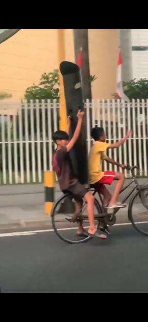 Pasti seneng banget itu.