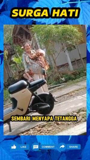 Momen ketika calon penghuni surga, sedang ajak ibunya jalan-jalan sore sembari menyapa tetangga sekitar.