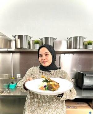 Nica Rahma Sarita - Ayam bakar bumbu hijau dengan nasi daun jeruk dan sambal kecombrang
