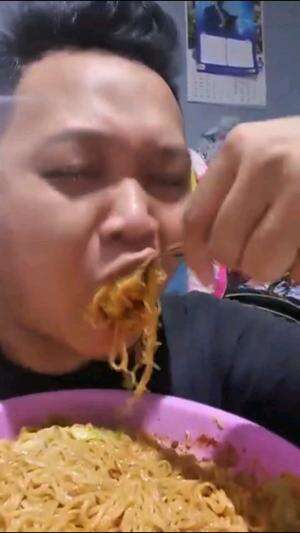 Ini Baru Mie Abang Adek Beneran‼️Makan Gembulan Bener2 Nikmat Banget🤤🤤.#RCTIPlus #shortplus #makan #mukbang #miegoreng #makanbersama 