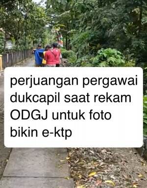 Perjuangan Pegawai Dukcapil saat rekam ODGJ untuk foto bikin e-ktp.
apa harus pura2 jadi odgj biar dieffortin juga.