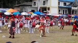 ini nih pertama ada di dunia. Mayoret Violin 🎻 cuma ada di Pulau Samosir Sumatera Utara. Animo luar biasa perayaan HUT RI 77