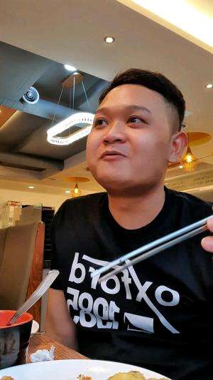 Makan sambil ngobrol tentang kerjaan kami seru banget dan nikmat? #HOTrctiplus #shortplus #makan #kuliner #food 