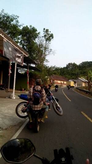 motor malah  naik motor.. weeeek.