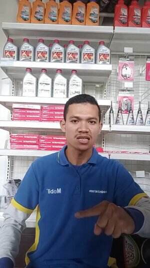 sekalian nunggu pelanggan, asyik juga ya😁