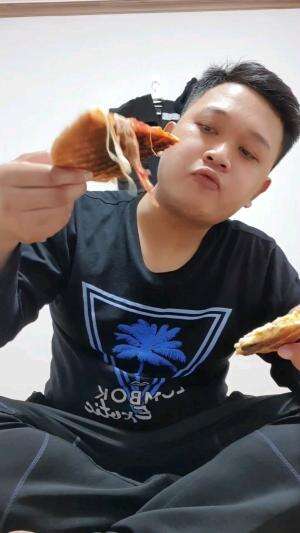 ANJIR INI PIZZA APA KRUPUK YA DI TAMBAH GOSONG LAGI😩 LANJUTAN VIDEO KEMAREN. #RCTIPlus #shortplus #mukbang #pizza #kuliner #Food 