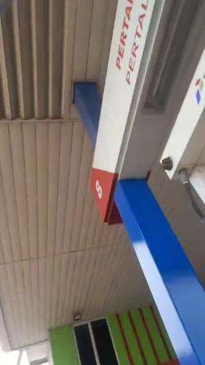 Banyak yg komen "cuma 800 aja riweh BLA BLA BLA" , lha kalo 800 x ratusan/ribuan kendaraan selama dia kerja kan lumayan hasilnya bisa beli m