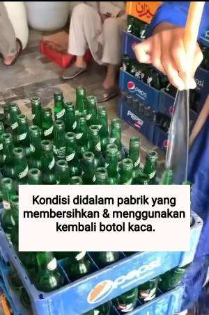 Kondisi didalam pabrik yang membersihkan & menggunakan kembali botol kaca.