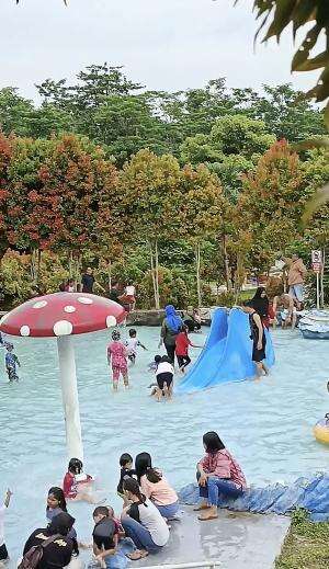 Happy Holiday 😍
siapa yg disini kemarin liburannya ke waterpark kayak aku sekeluarga.. walaupun anak2ku masih usia 1,5th & 3th tp mereka hap