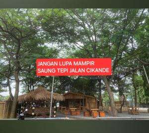 iya bagi kamu warga tambak keragilan sekali dan sekitarnya jangan lupa mampir di saung tepi jalan selain tempatnya yang di pinggir jalan tem