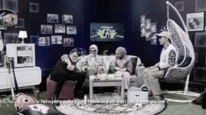 rumah ini tampak sederhana. hanya dihuni oleh empat orang remaja. tapi dampaknya kini luar biasa, banyak jiwa yang terhibur lewat tayangan d