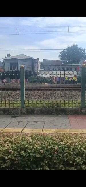 Seorang pemuda diduga konten kreator kereta api (KA) kembali meregang nyawa di jalur rel KA hilir petak jalan Bekasi - Jatinegara DDT Km 19+
