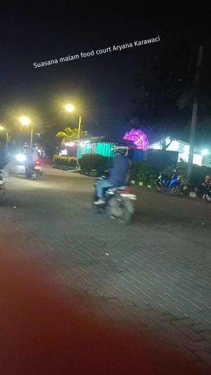 Suasana malam di food court Aryana Karawaci 