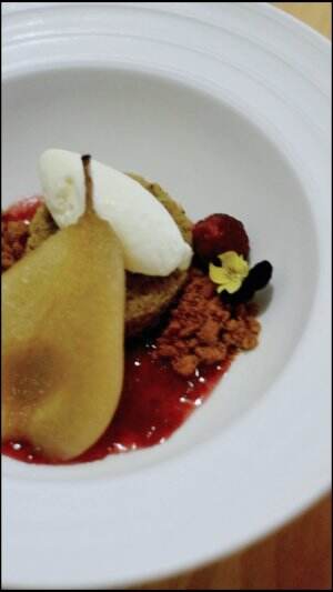 Dessert sekelas restaurant bisa di bikin di rumah loh|Poached Pear with Basil Cake serve with Strawberry Sauce Crumble and Vanilla Ice Cream