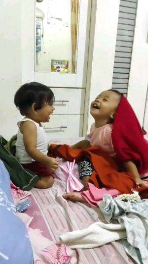 kalau lagi akur gini seneng banget emaknya, tapi kenapa cuma bentaran doang sih akurnya nak 😂 #RCTIPlus #HOTrctiplus #toddler #cutebaby #ana