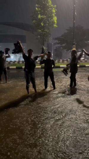 Hujan bukan halangan! ?️ rolling di kota hujan ternyata seru banget. Kapan terakhir kamu main hujan? #rainandroll #kotahujan #hujan #liburan