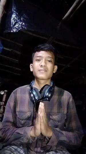  saya Muhammad anan firdaus umur saya 20 tahun domisili saya Jember Jawa timur di sini saya mebawakan lagu yang berjudul SENANDUNG REMBULAN