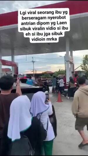 Seorang Ibu-ibu berseragam nyerobot antrian SPBU, Warga kesal dan langsung merekam aksinya, bukannya merasa bersalah malah balas merekam.