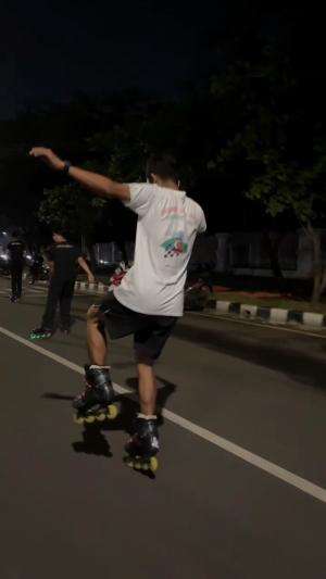 Meluncur di Jalan Raya #rollingshot  #rolling #slalom inline skate #inlineskate #fyp #fypシ 