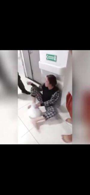 Seorang Ibu menangis histeris disebabkan Bayinya yang baru 11 bulan meninggal dunia akibat lambatnya penanganan dari Dokter di RSBT Pangkalp