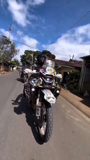 Apapun cuacanya, kalo ajakan gas mah, jangan ditolak! #ontahood #ontahoodmotoadventure #riding #ride #motoran #indonesia #touring