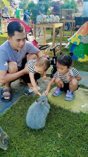 Belajar sambil bermain. Memberi makan Kelinci 🐰🐰 #semuaorang  #belajar&bermain  #kelinci
