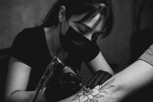 Shading dalam tato adalah teknik pewarnaan yang digunakan untuk memberikan kedalaman, dimensi, dan gradasi pada desain tato. Shading membuat