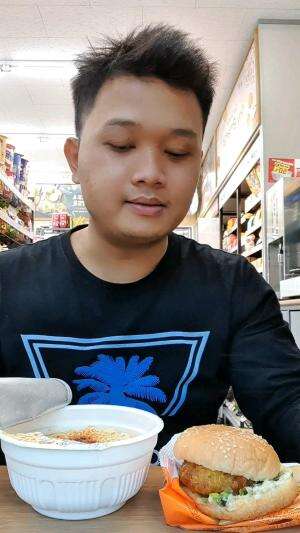 Makan Ramyon Langsung Di minimarketnya Sambil Cerita Sedikit Mantap Banget😊✨️ #rctiplus #HOTrctiplus #creator #mukbang #kuliner #makan #kuli