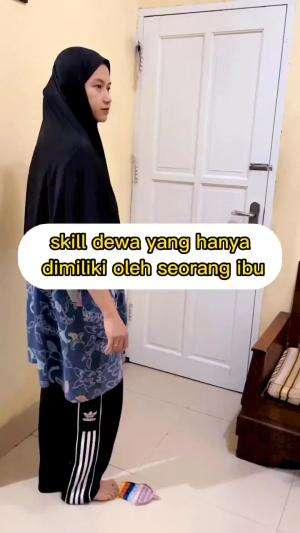 Ngambil barang di lantai pake kaki adalah jalan ninjaku. ? Siapa nih yang sering kayak gini? ?