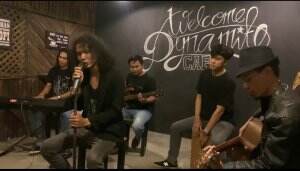 Firehouse ,when i look in y eyes cover akustik full band @ dynamite Cafe Sumpiuh Banyumas