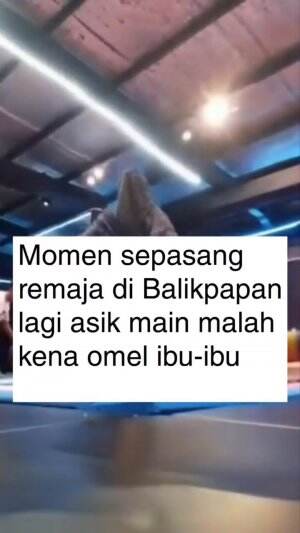 Momen sepasang remaja di Balikpapan lagi asik main malah kena omel ibu-ibu.