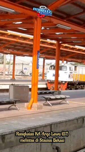 KA Argo Lawu Melintas di Stasiun Bekasi