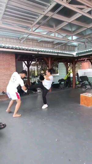 keren kali emak emak 50 thn lincah kaya gini
.
.
.
#kickboxing #boxinggirl #boxingclub #boxing #figh #kardiocerdas 