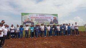 Pengurus DPD Pemuda Tani NTT tanam jagung perdana pada lahan seluas 150 Hektar kolaborasi dengan TNI AU, Politani Kupang dan PT. Silvano May