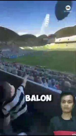 balon terbang ke lapangan 