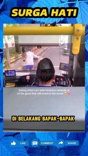 Sopir bus ini memilih jalan pelan, dan menunggu di belakang bapak yang sedang dorong gerobak.