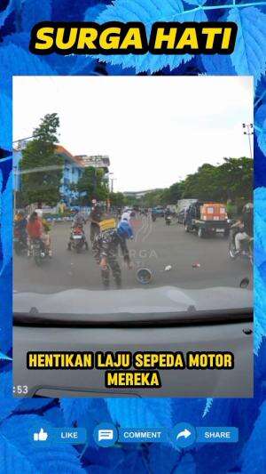 Momen saat dua orang TNI ini bantu bereskan barang bawaan pria ini yang jatuh berserakan di tengah jalan. 