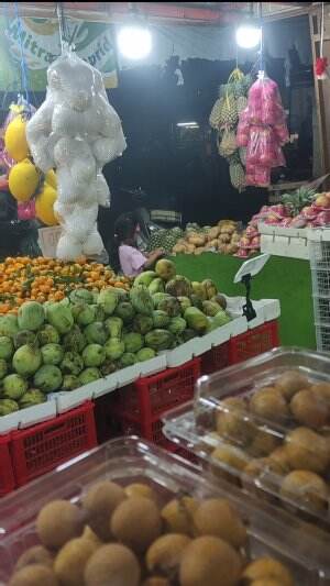 malam di toko buah