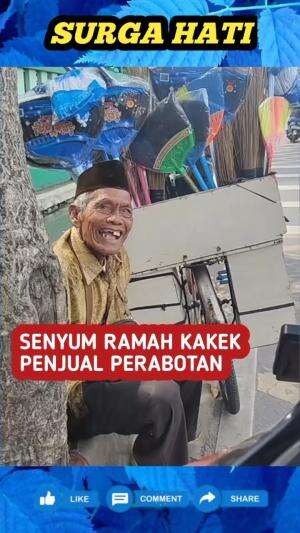 Raut wajah bahagia kakek penjual perabotan, saat dagangannya akhirnya ada yang beli.