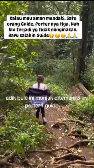 Abang ini Tunjukin ada 1 anak Bule mendaki sewa 3 Proter 1 Guid dan orang tuanya menunggu di atas.