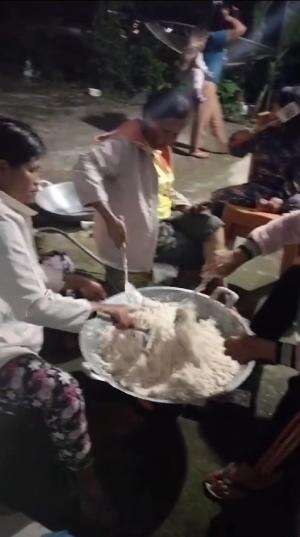 Masak makanan untuk pesta nikah adat batak