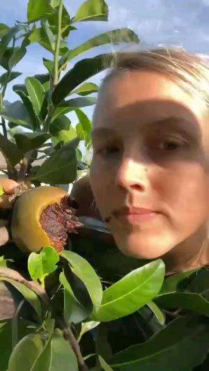 di Indonesia semua ada etikanya termasuk makan buah #Inspirasi 