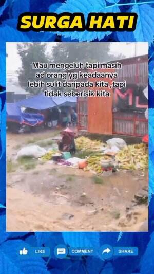 Ibu ini memilih untuk tetap bertahan di lapak jualannya, meski pasar diguyur hujan lebat hingga membuat jalan banjir.