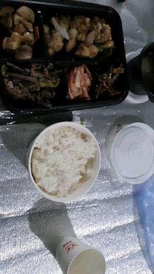 Menu Jam Makan Siang tempat Kerja? #RCTIPlus #shortplus #makan #food #makansiang  #tempatkerja