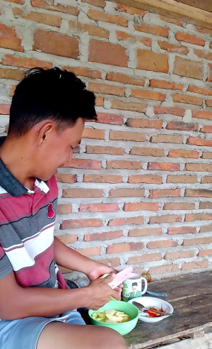 makan mangga lagi