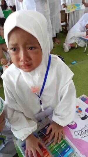 Ditinggal orang tuanya lomba mewarnai di kabupaten 